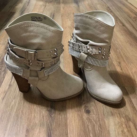 Stunning Booties - Picture 2 of 7